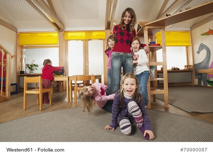 Mutter spielt mit kleinen Mädchen in einem Kinderzimmer
